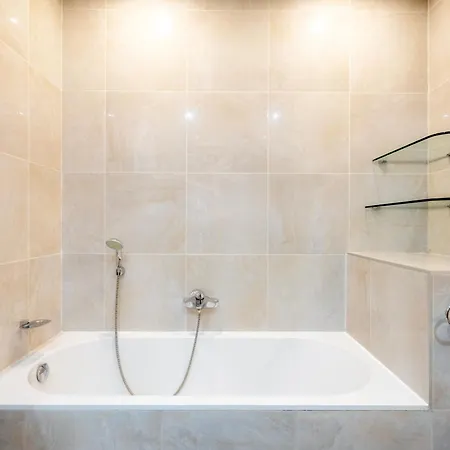 Luxury Shared Apt W Sea View & Sunrise In Quarto em Acomodações Particulares Sliema