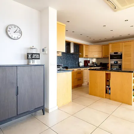Homestay szállás Luxury Shared Apt W Sea View & Sunrise In Sliema